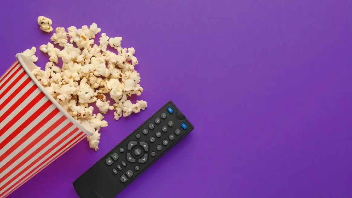 palomitas y mando a distancia para disfrutar del televisor